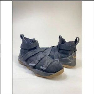 Nike Sz 7Y Boy's Black Lebron Soldier Basketball Sneakers